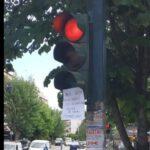 Το χιουμοριστικό σημείωμα που έγινε viral σε χαλασμένο φανάρι