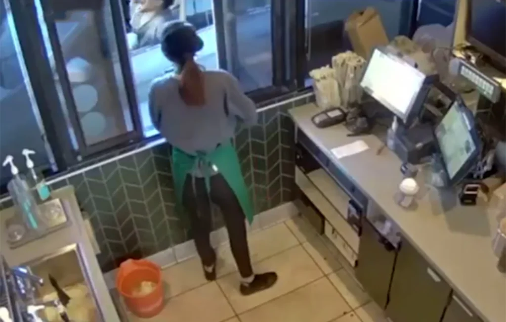 Αποζημίωση 50 εκατ. δολαρίων από τη Starbucks σε οδηγό που κάηκε στα γεννητικά όργανα από τσάι