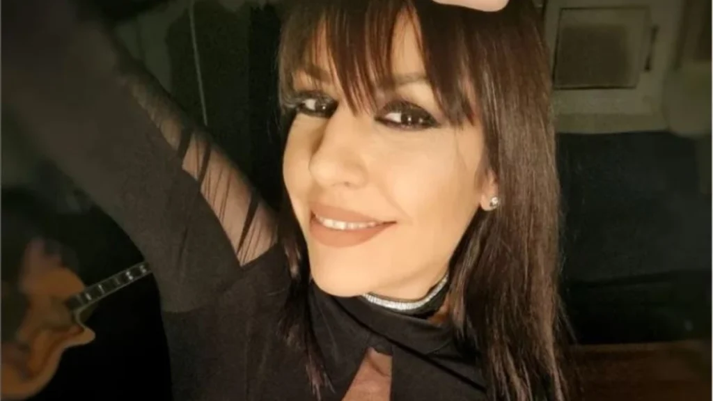 Viral στη Λάρισα: Τραγουδίστρια μετατρέπει τα μπουζούκια σε… γήπεδο τένις! ( VIDEO )