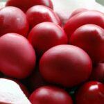 Γιατί βάφουμε κόκκινα αυγά τη Μεγάλη Πέμπτη – Ένα αρχαίο έθιμο με διαχρονικό συμβολισμό