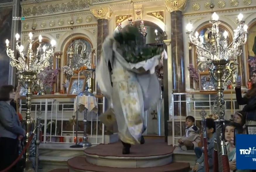 Viral και φέτος ο «ιπτάμενος» ιερέας στη Χίο ( VIDEO )