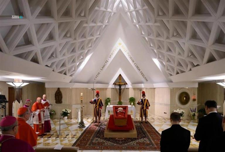 Οι πρώτες εικόνες από τη σορό του Πάπα Φραγκίσκου – Την Κυριακή η κηδεία του στο Βατικανό