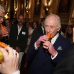 Ο Κάρολος παίζει το Φεγγαράκι μου λαμπρό με καρότο-φλογέρα στη βασιλική δεξίωση! ( VIDEO ) Ο Κάρολος παίζει το Φεγγαράκι μου λαμπρό με καρότο-φλογέρα στη βασιλική δεξίωση! ( VIDEO )