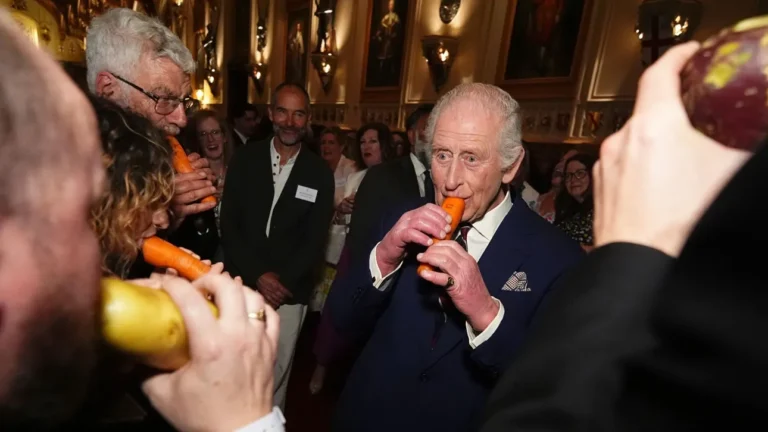 Ο Κάρολος παίζει το Φεγγαράκι μου λαμπρό με καρότο-φλογέρα στη βασιλική δεξίωση! ( VIDEO ) a4b47a0f-karolos