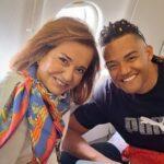 Απρόσμενη συνάντηση στο αεροπλάνο για Πεκίνο: Η Ντόρα Μπακογιάννη με τον Μανόλο Καραλή Απρόσμενη συνάντηση στο αεροπλάνο για Πεκίνο: Η Ντόρα Μπακογιάννη με τον Μανόλο Καραλή