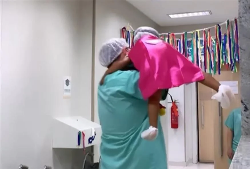 Βραζιλιάνος παιδίατρος μεταμορφώνει τα παιδιά σε υπερήρωες πριν το χειρουργείο: «Κανένα παιδί δεν πρέπει να μπαίνει με δάκρυα»