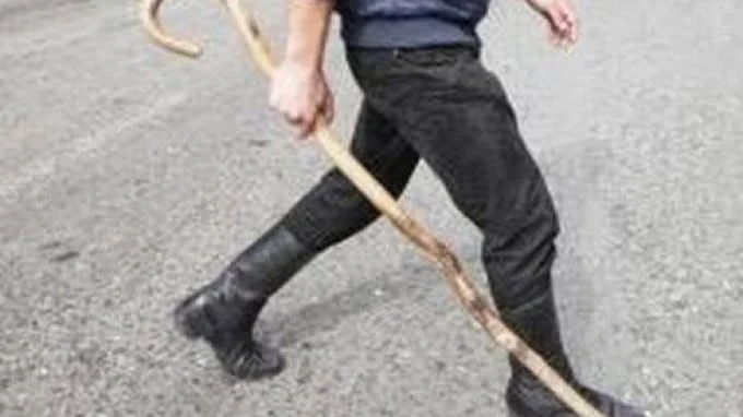 Ηράκλειο: Άγρια επίθεση με κατσούνες σε οδηγό ταξί