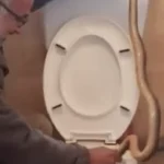 Σοκ στην Καστοριά: Φίδι «νοικάρης» σε… τουαλέτα σπιτιού – Το έβρισκαν να πίνει νερό στη λεκάνη! ( VIDEO )