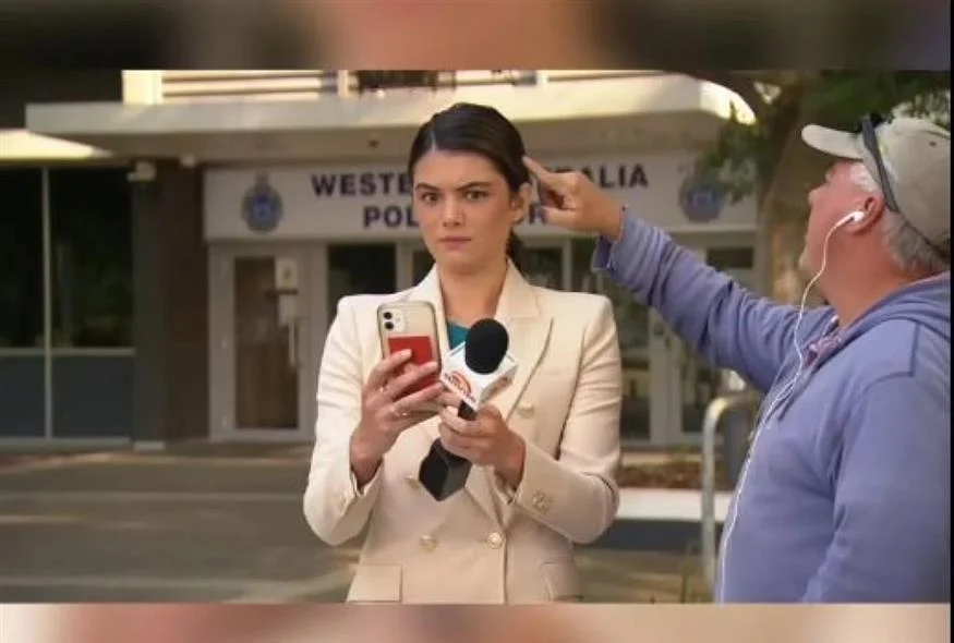 Εικονολήπτης στερέωσε με… σάλιο την τούφα ρεπόρτερ ( VIDEO )