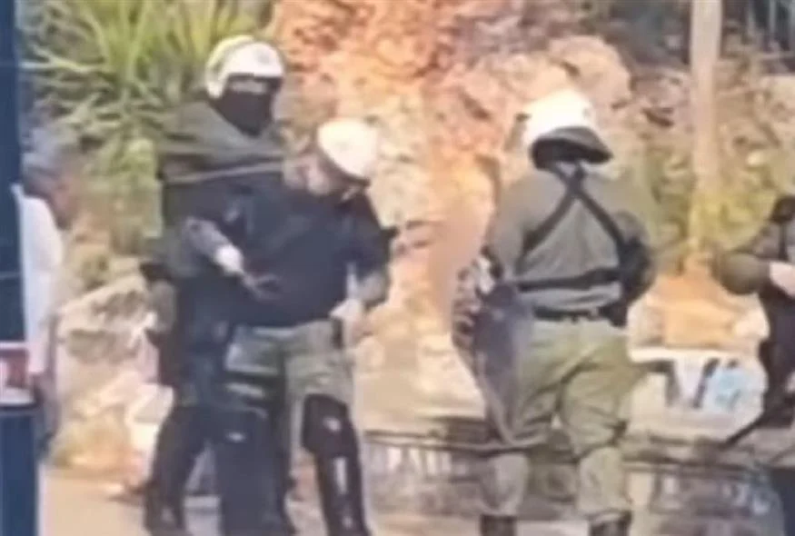 Λόφος Στρέφη: Αστυνομικός των ΜΑΤ χτυπά συνάδελφο του ( VIDEO )