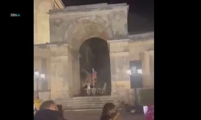 Viral pole dancing έξω από τα Παλαιά Ανάκτορα της Κέρκυρας ( VIDEO ) ebd136fa-Screenshot-(19)