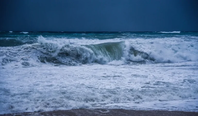 Τι είναι τα κύματα έλξης που προκάλεσαν τον θάνατο του 30χρονου στη Λευκάδα ( VIDEO ) kimata-elxis-kolidas