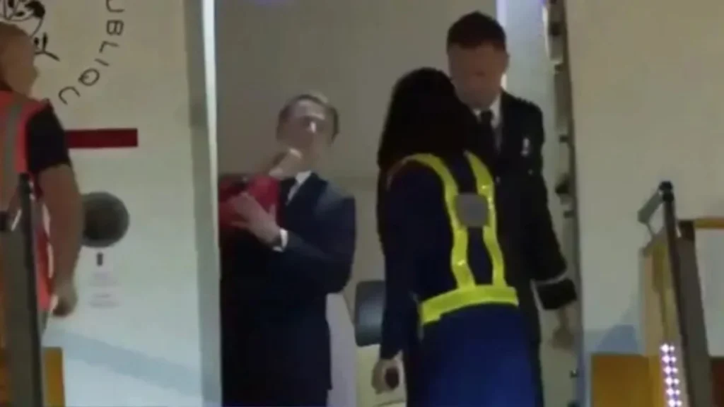 Η Μπριζίτ Μακρόν χτυπά στο πρόσωπο τον Γάλλο πρόεδρο κατά την άφιξη τους στο Βιετνάμ ( VIDEO )