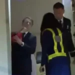 Η Μπριζίτ Μακρόν χτυπά στο πρόσωπο τον Γάλλο πρόεδρο κατά την άφιξη τους στο Βιετνάμ ( VIDEO ) Η Μπριζίτ Μακρόν χτυπά στο πρόσωπο τον Γάλλο πρόεδρο κατά την άφιξη τους στο Βιετνάμ ( VIDEO )