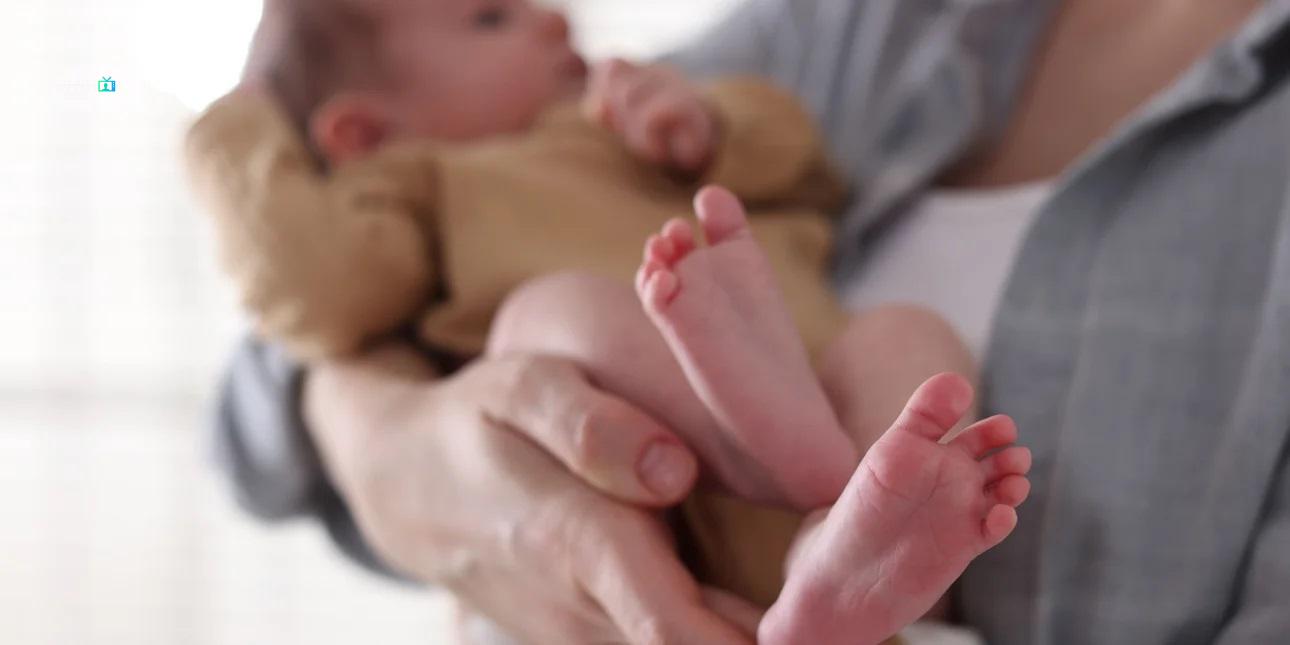 ΗΠΑ: Παρουσιάστρια ειδήσεων συνέχισε την εκπομπή ενώ βρισκόταν σε ενεργό τοκετό ( VIDEO ) neogenito-mwro-1