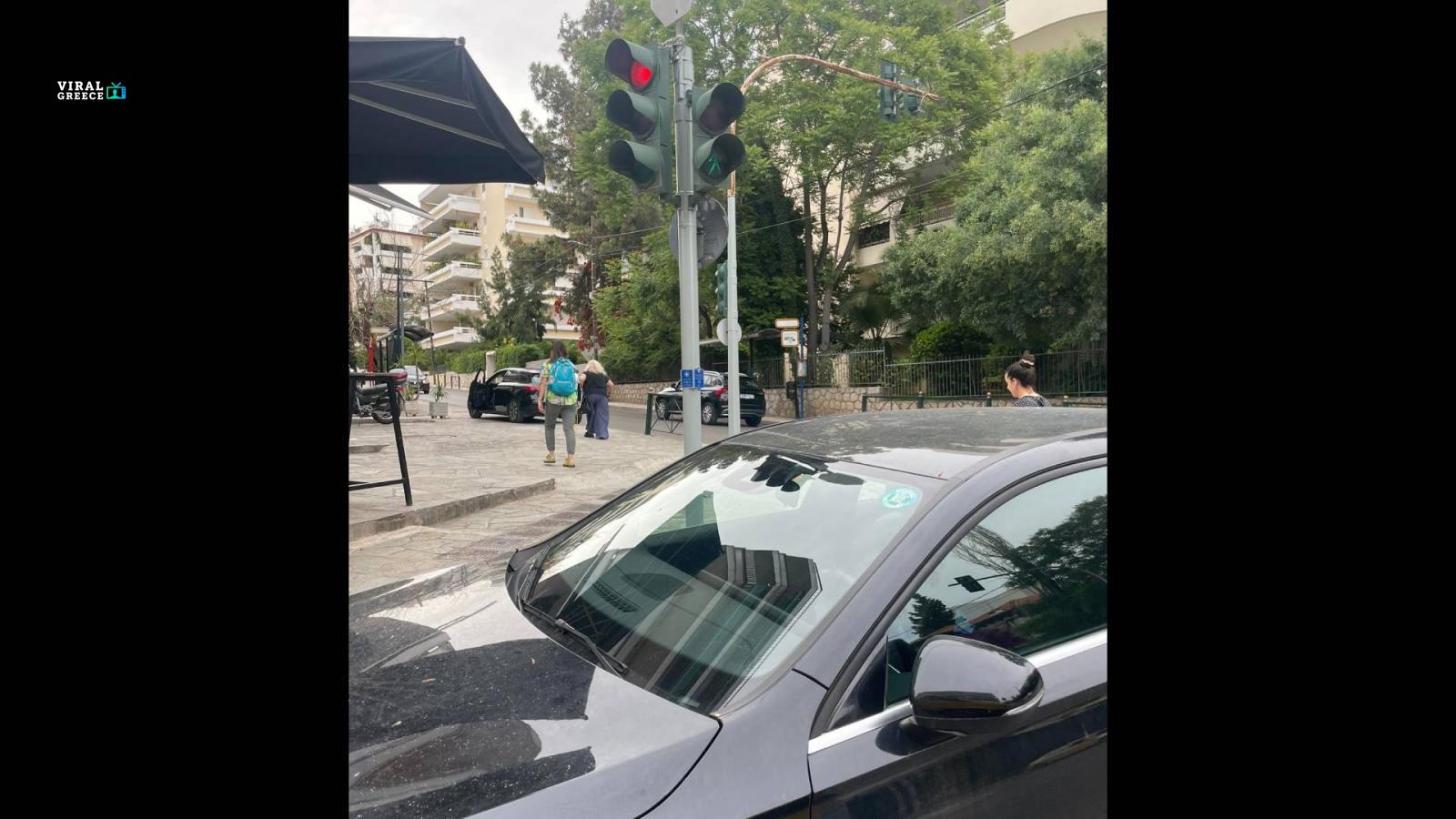 Το κόλπο των Ελλήνων οδηγών για να αποφεύγουν τις κλήσεις – Το «μαγικό» σήμα στο παρμπρίζ paranomo_parkarisma_peuki