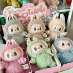 Labubu: Τα παράξενα πλάσματα που έγιναν παγκόσμια τρέλα