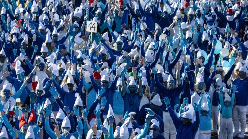smurfs 0 Viral Greece Ρεκόρ… στα μπλε: Χιλιάδες «Στρουμφάκια» κατέκλυσαν γαλλική πόλη και έγραψαν ιστορία