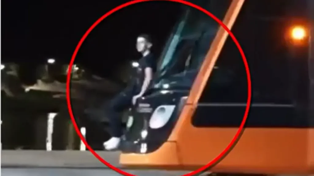 Νεαρός κρεμάστηκε σε κινούμενο Τραμ στην Παραλιακή ( VIDEO )