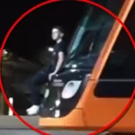 Νεαρός κρεμάστηκε σε κινούμενο Τραμ στην Παραλιακή  ( VIDEO )