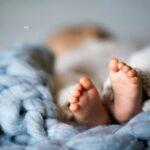 Γονείς άφησαν το μωρό τους να κλαίει στο μπαλκόνι και πήγαν για ύπνο Γονείς άφησαν το μωρό τους να κλαίει στο μπαλκόνι και πήγαν για ύπνο