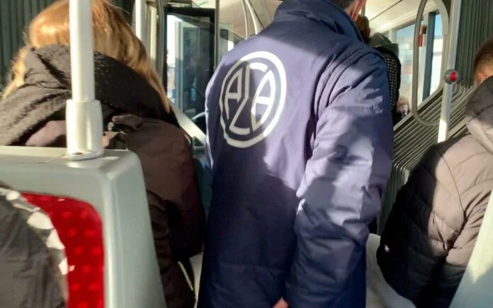 Ανήλικος «ελεγκτής» στη Βάρη: 17χρονος εξαπατούσε επιβάτες λεωφορείων κόβοντας ψεύτικες κλήσεις επί πληρωμή