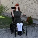 Η πιο ψηλή γυναίκα του κόσμου πληρώνει για 6 θέσεις σε αεροπλάνο