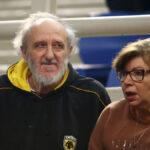 Το «τελευταίο αντίο» στον Δημήτρη Χατζηχρήστο δίπλα στο γήπεδο της ΑΕΚ