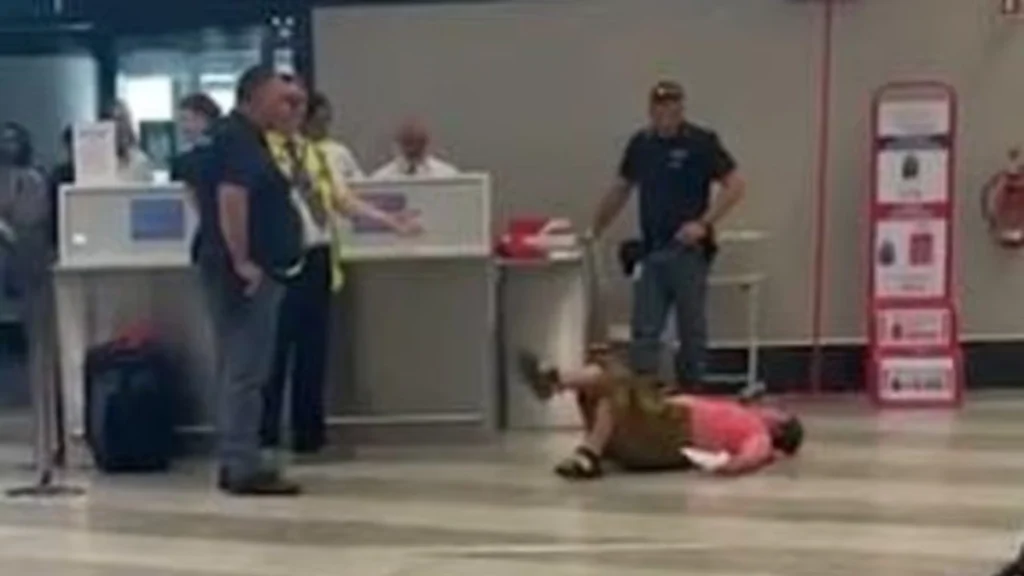 Επικό ξέσπασμα Κινέζας τουρίστριας στο αεροδρόμιο του Μιλάνο έκανε σκηνή λόγω υπέρβαρης χειραποσκευής ( VIDEO )