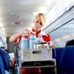 Tο ποτό που δεν πρέπει να παραγγέλνετε ποτέ στο αεροπλάνο σύμφωνα με αεροσυνοδό Tο ποτό που δεν πρέπει να παραγγέλνετε ποτέ στο αεροπλάνο σύμφωνα με αεροσυνοδό
