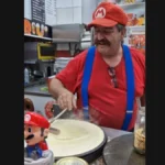 Ο “Super Mario” της Κρήτης που κατακτά το TikTok – Viral για τις κρέπες και το στυλ του ( VIDEO ) Ο “Super Mario” της Κρήτης που κατακτά το TikTok – Viral για τις κρέπες και το στυλ του ( VIDEO )