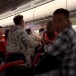 Ξέσπασε καβγάς στον αέρα: Γυναίκα επιτέθηκε σε επιβάτη επειδή της είπε να σωπάσει ( VIDEO )