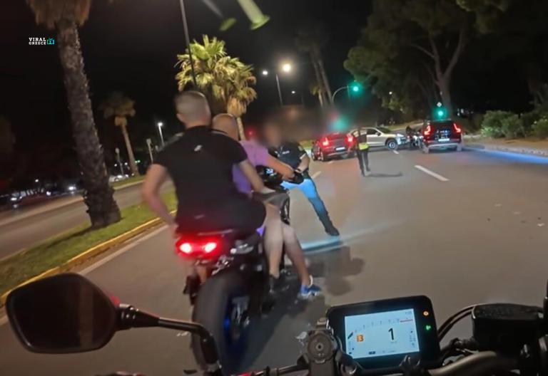 Απόπειρα διαφυγής από μπλόκο – Μοτοσικλετιστής παραλίγο να παρασύρει αστυνομικό ( VIDEO ) AA1HMyRT.img