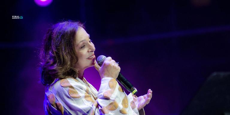 «Χάρις, όρμα τους»: Το Netflix αποθεώνει τη Χαρούλα Αλεξίου μετά τη σκηνική της εμφάνιση στη συναυλία του ΛΕΞ