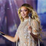 Ένα μπλουζάκι της Μπιγιόνσε προκάλεσε αντιδράσεις για το πώς οι Αμερικανοί αφηγούνται την ιστορία τους Ένα μπλουζάκι της Μπιγιόνσε προκάλεσε αντιδράσεις για το πώς οι Αμερικανοί αφηγούνται την ιστορία τους