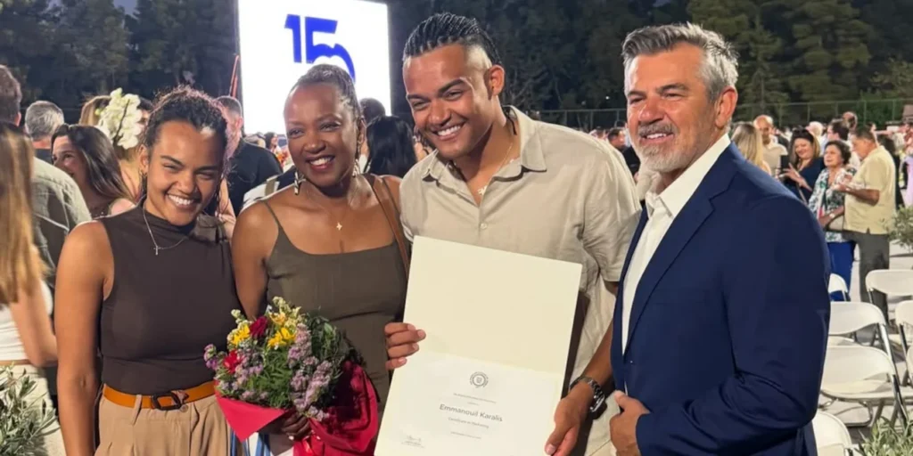 Ο Εμμανουήλ Καραλής πήρε το πτυχίο του: «Μάνα… το πήρα!»