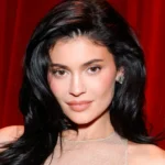 Η Kylie Jenner κάνει διακοπές στο Ιόνιο και φέρνει… διεθνή λάμψη στο Φισκάρδο ( VIDEO )
