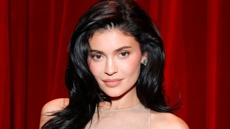 Η Kylie Jenner κάνει διακοπές στο Ιόνιο και φέρνει… διεθνή λάμψη στο Φισκάρδο ( VIDEO ) kyliejenner2024.jpg
