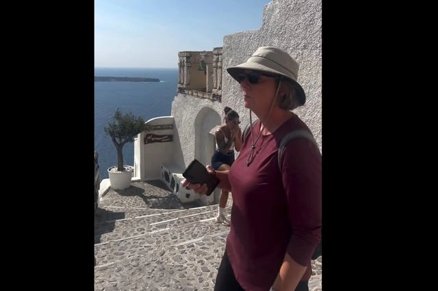 Viral πρόταση γάμου στη Σαντορίνη με… απρόοπτο μπροστά στην κάμερα ( VIDEO )