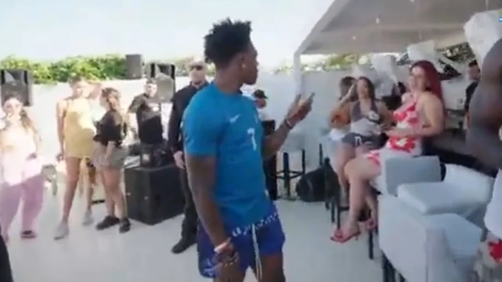 Χαμός στο livestream του IShowSpeed: Θαυμαστής είδε… τη γυναίκα του πίσω από τον YouTuber στην Αθήνα