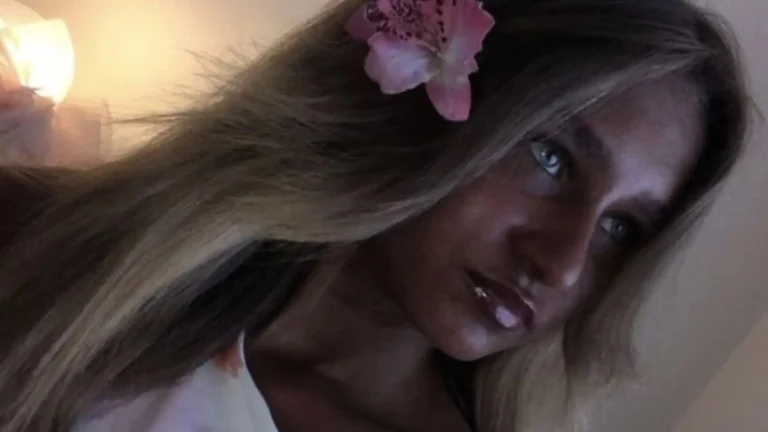 Μαύρισμα ή εμμονή; Η 18χρονη που δεν μπορεί να σταματήσει το σολάριουμ tanning