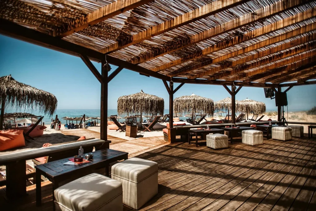 Αποκλεισμός ηλικιωμένων από beach bar στη Θεσσαλονίκη: «Δεν δεχόμαστε άλλο ΚΑΠΗ»