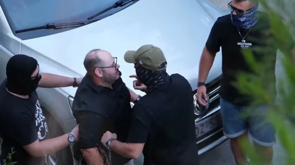 Πρόταση γάμου με… απαγωγή στον Βόλο: Ο Χάρης, οι κουκουλοφόροι και η μεγάλη έκπληξη της Ντίνας ( VIDEO )