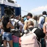 Ταξιδιώτες αποκλείστηκαν και δεύτερη μέρα στον Πειραιά λόγω απαγορευτικού – Ένταση στον καταπέλτη