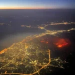 Αεροφωτογραφία-σοκ από την Πάτρα: Η πόλη φωτισμένη δίπλα σε φλεγόμενα μέτωπα