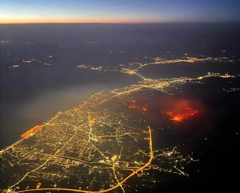 Αεροφωτογραφία-σοκ από την Πάτρα: Η πόλη φωτισμένη δίπλα σε φλεγόμενα μέτωπα
