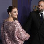 Με ξυρισμένο κεφάλι η Έμμα Στόουν στην επίσημη αφίσα της νέας ταινίας του Γιώργου Λάνθιμου Με ξυρισμένο κεφάλι η Έμμα Στόουν στην επίσημη αφίσα της νέας ταινίας του Γιώργου Λάνθιμου