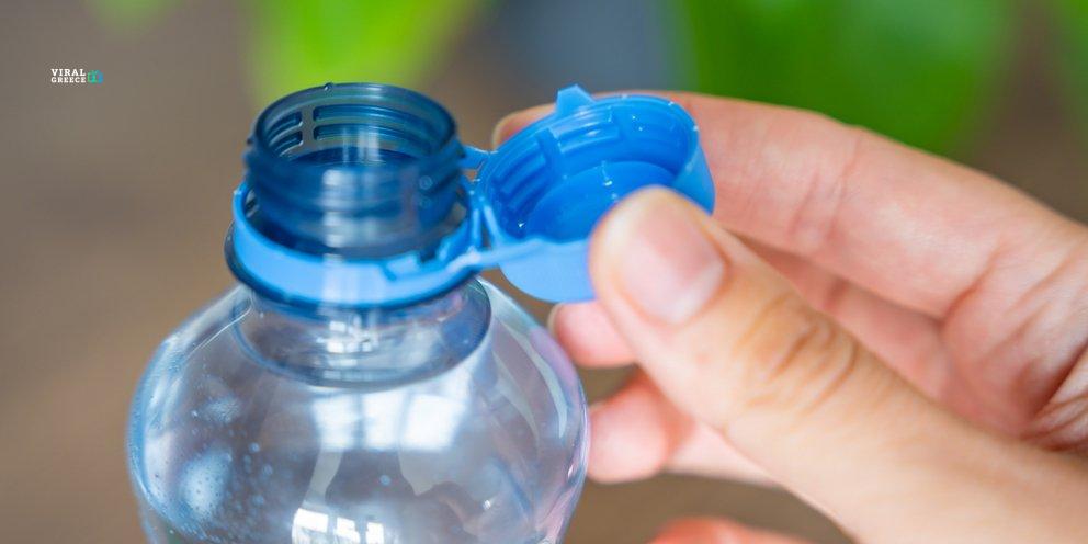 Το κόλπο για να μην σας ενοχλεί το  καπάκι στα πλαστικά μπουκάλια ( VIDEO )