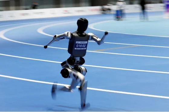 Οι πρώτοι «Ολυμπιακοί» ρομπότ στην Κίνα – Τρέξιμο, ποδόσφαιρο και… πτώσεις ( VIDEO )