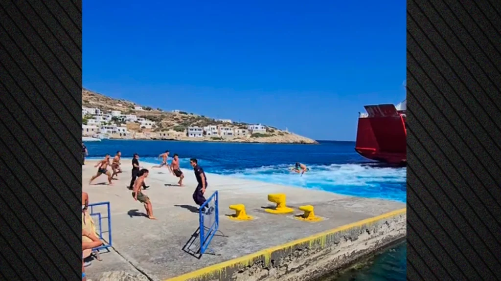 Σίκινος: Λιμενικοί χωρίς επιτυχία να αποτρέψουν τις καθιερωμένες βουτιές των «απονεριστών» στα απόνερα του πλοίου ( VIDEO )